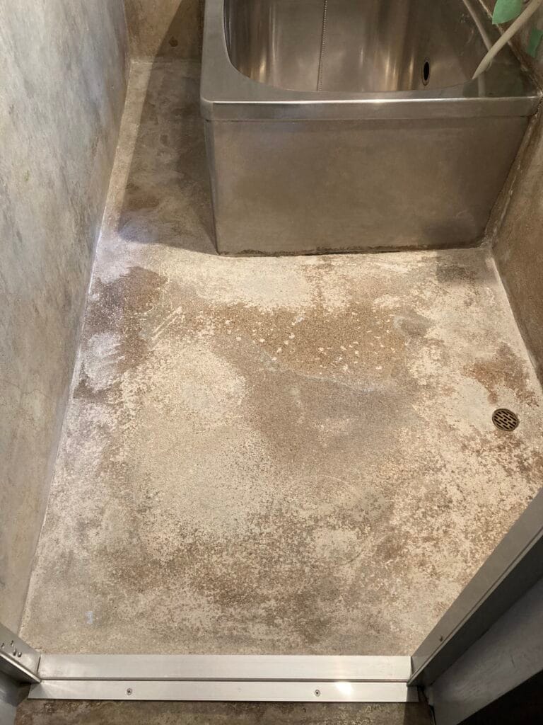 佐世保市吉井町N様邸　浴室床シート張り工事の施工前