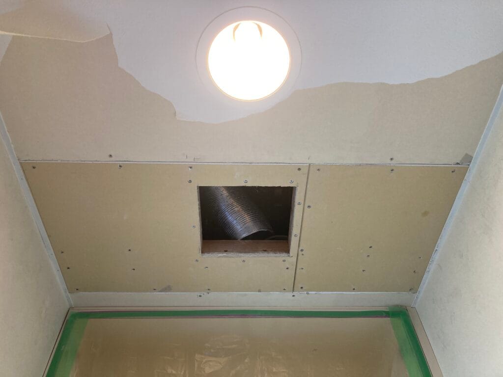 佐世保市潮見町　トイレ換気扇交換の施工中②