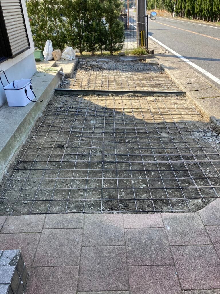 佐世保市吉井町Ｎ様邸　駐車場コンクリート工事の施工中