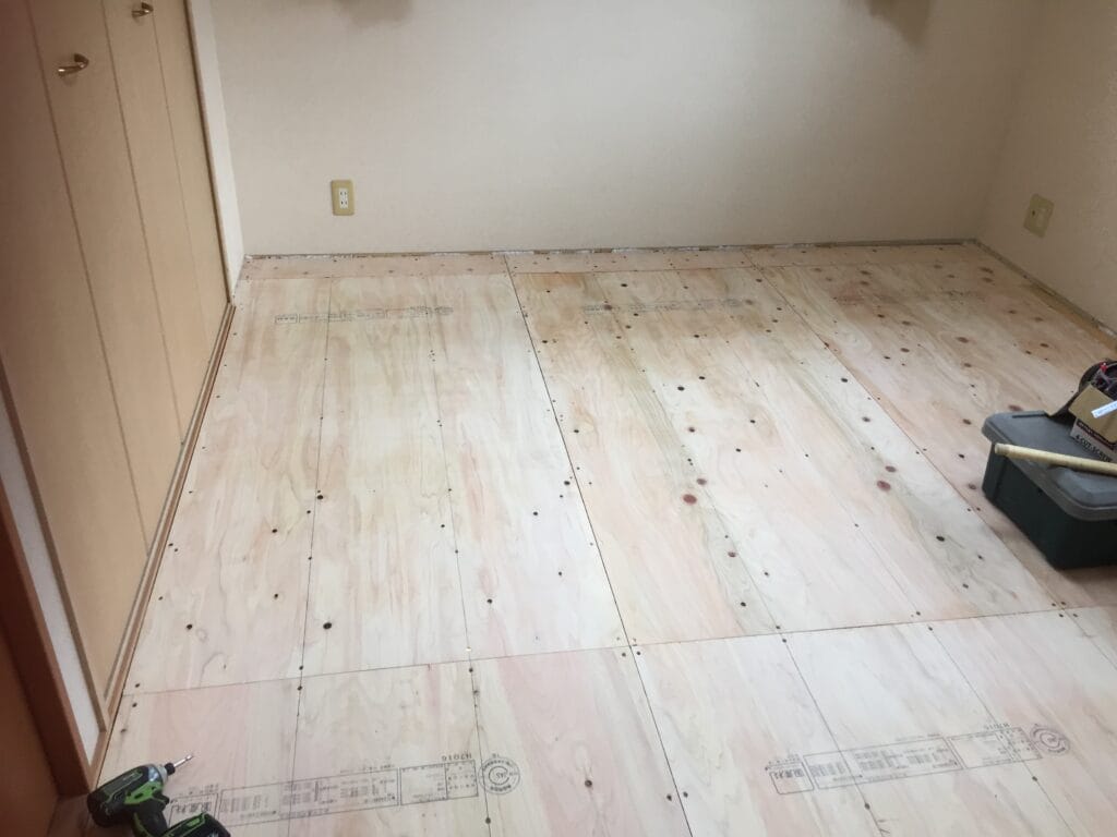 佐世保市吉井町　畳からフローリングへ変更の施工中