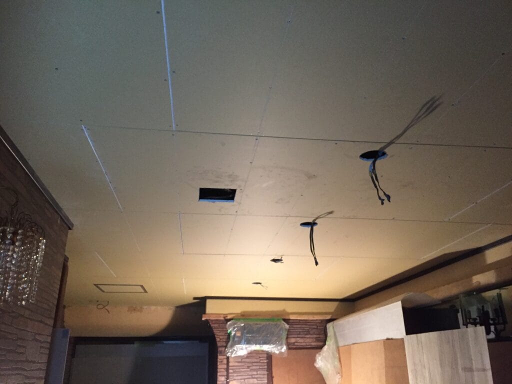 佐世保市宮崎町　天井工事の施工中